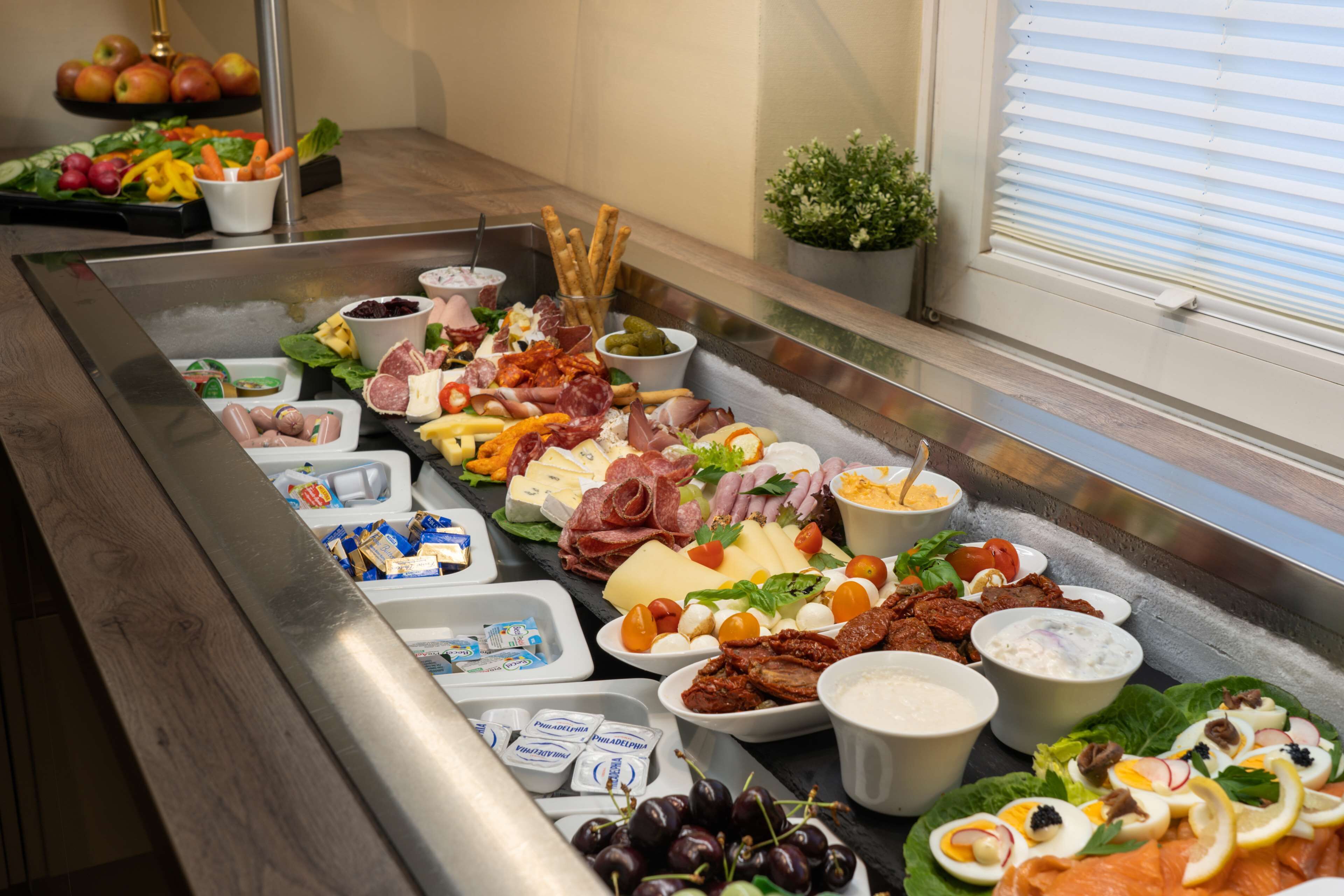 Café da manhã com buffet durante a semana (EUR 17 por pessoa) 