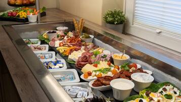 Buffet breakfast on weekdays (EUR 17 per person)