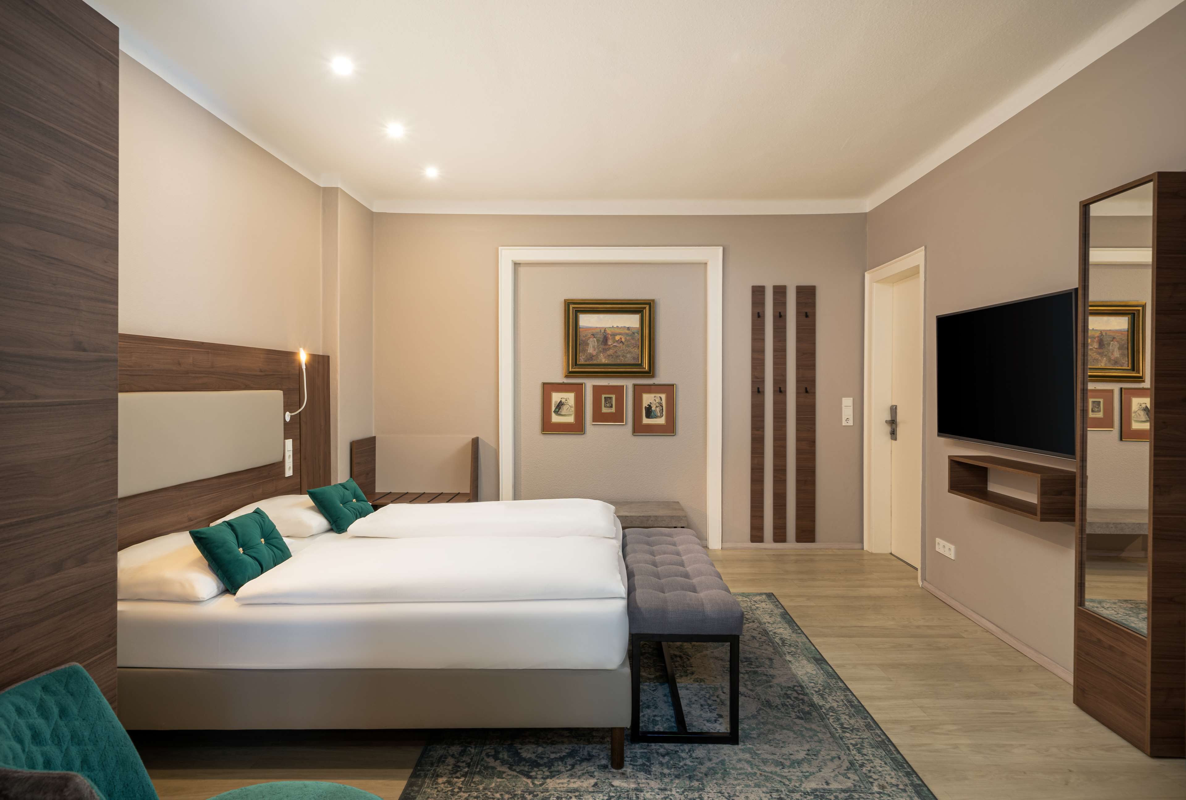 Suíte júnior | Cofres nos quartos, escrivaninha, espaço de trabalho para notebook