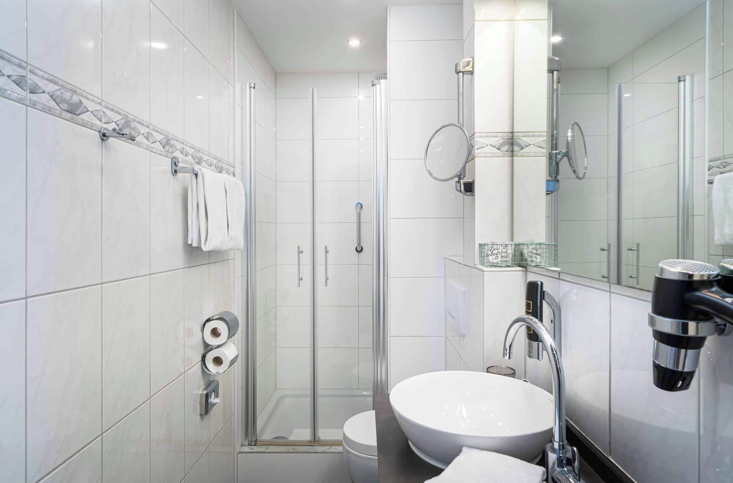 Habitación superior, 1 cama doble | Baño | Ducha y cabezal de ducha con hidromasaje