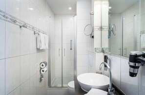 Superior Room, 1 Double Bed | Bathroom | Shower, hydromassage showerhead, free toiletries, hair dryer - Arthotel ANA Liberty, Trademark Collection by Wyndham (Bremen)