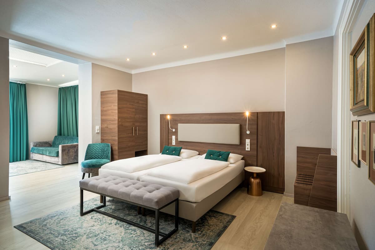 Junior Suite | In-room safe, desk, laptop workspace, blackout curtains