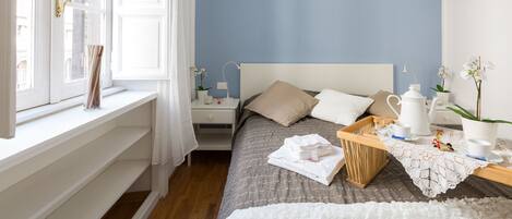 A World Aparts - The Regal Suite ( Via di San Vitale 5) | 1 Schlafzimmer, Schreibtisch, laptopgeeigneter Arbeitsplatz