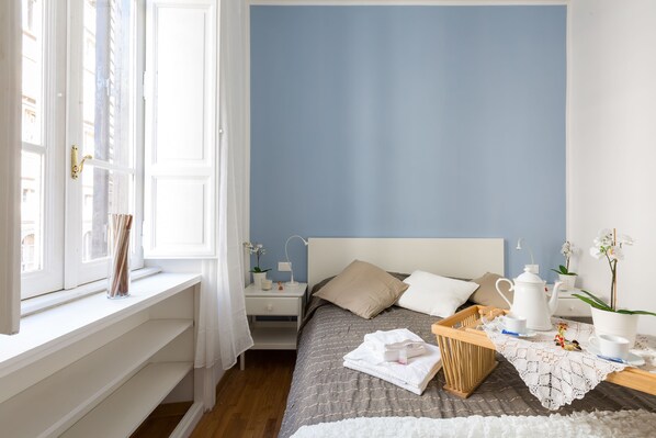 A World Aparts - The Regal Suite ( Via di San Vitale 5) | 1 Schlafzimmer, Schreibtisch, laptopgeeigneter Arbeitsplatz