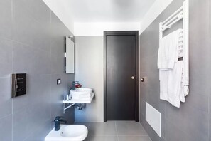 A World Aparts - 32 Modena ( Via Modena 32 ) | Badezimmer | Dusche, Bidet, Handtücher, Shampoo