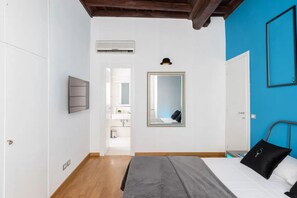 A World Aparts - 87 Boschetto ( Via Boschetto 87 ) | 1 bedroom, desk, laptop workspace, iron/ironing board - World Aparts - Monti / Via Nazionale – Esquilino Apartments (Rome)