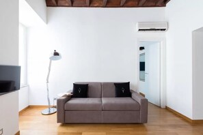 A World Aparts - 87 Boschetto ( Via Boschetto 87 ) | Woonruimte | Een flatscreentelevisie