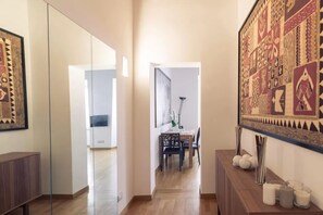 A World Aparts - 87 Boschetto ( Via Boschetto 87 ) | Woonruimte | Een flatscreentelevisie