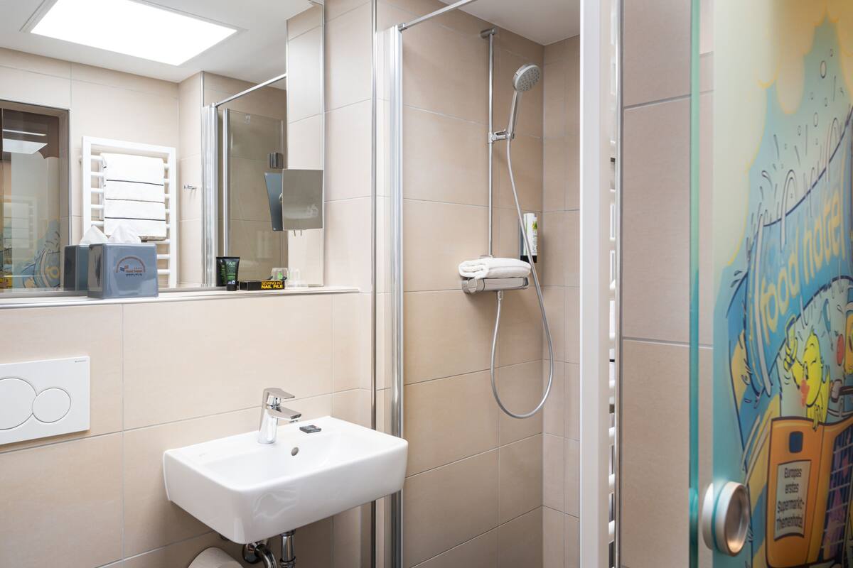 single room | bathroom | towels