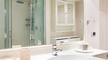 A World Aparts - Frattina Royal (Via del Gambero 30) | Bathroom