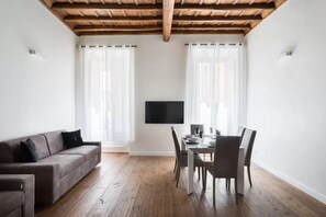 A World Aparts - 104 Frattina (Via Frattina 104) | Living area | Flat-screen TV
