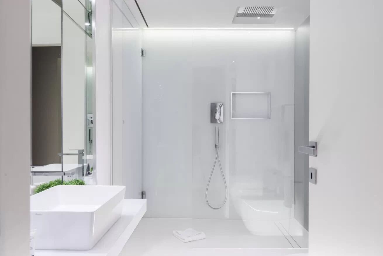 A World Aparts - 104 Frattina (Via Frattina 104) | Badkamer | Een douche, handdoeken, shampoo