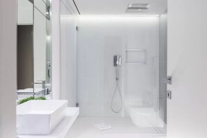 Appartement | Badkamer | Een douche, handdoeken, shampoo