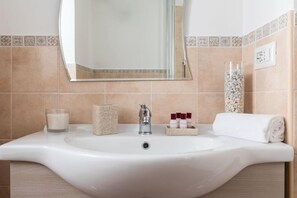 Regadera, secadora de cabello, bidet, toallas 