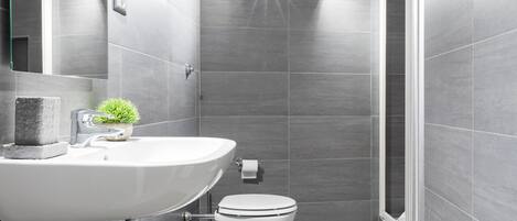 Apartment, 3 Bedrooms | Bathroom | Separate bathtub and shower, towels
