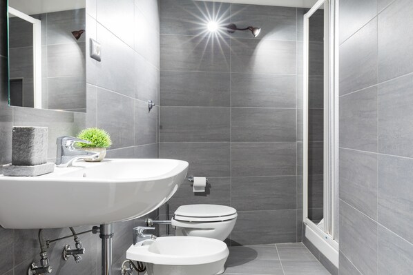 Apartment, 3 Bedrooms | Bathroom | Separate bathtub and shower, towels