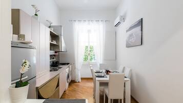 Apartment, 3 Bedrooms | Private kitchen | Cookware/dishes/utensils