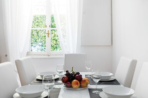 Apartment, 3 Bedrooms | In-room dining