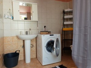 Villa Superior | Bagno | Doccia, set di cortesia gratuito, asciugacapelli, asciugamani