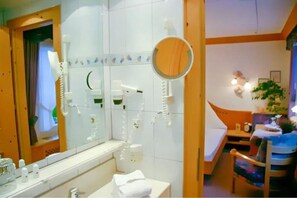 A bathroom with a mirror, a hairdryer, and a sink. - Rengser Mühle (Bergneustadt)