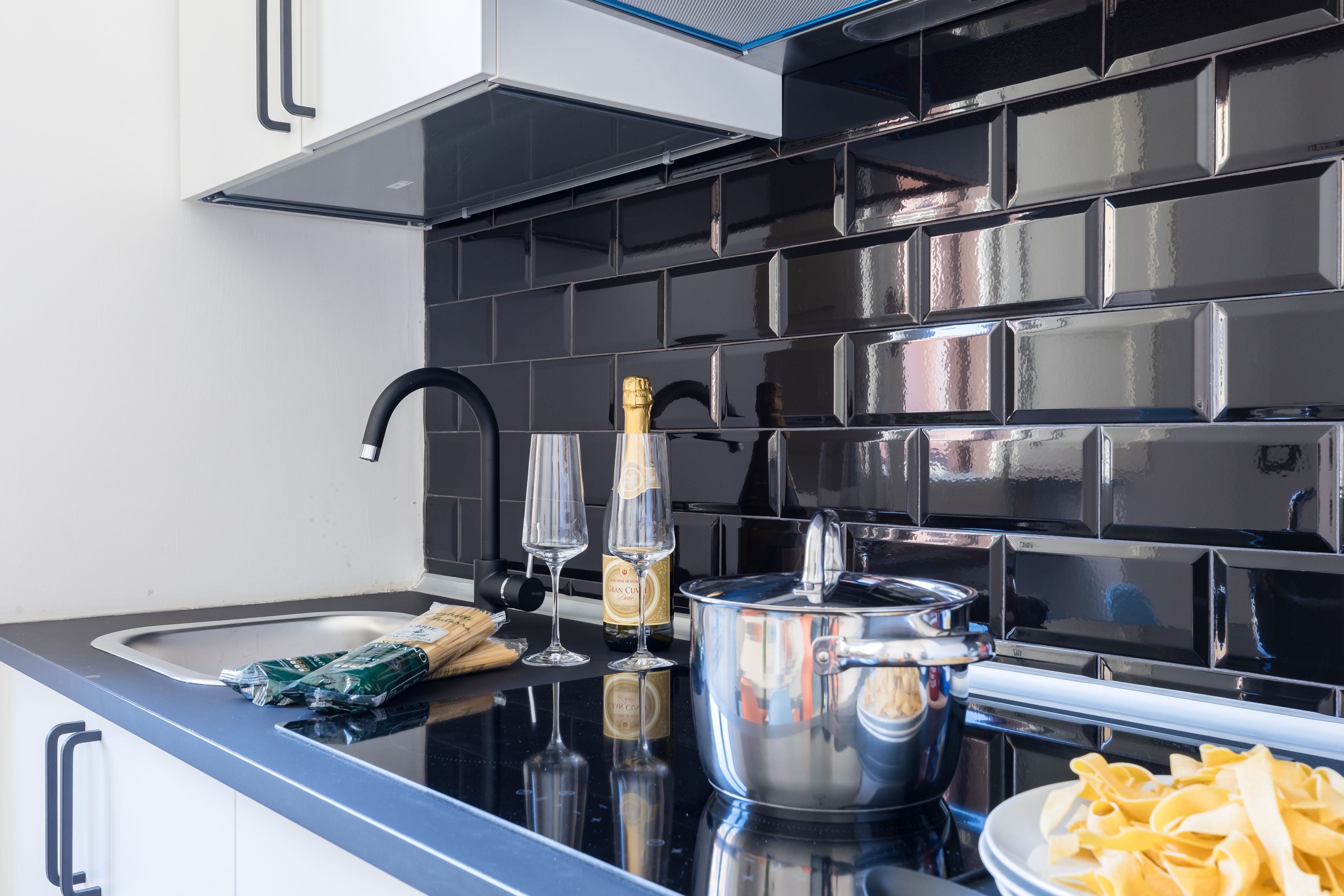 Apartment, 3 Bedrooms | Private kitchen | Oven, electric kettle, toaster, cookware/dishes/utensils