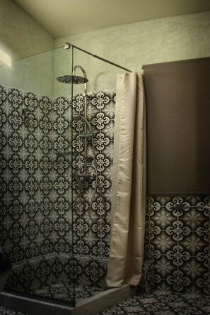 Romantic Apartment, City View (Mio Amore) | Bathroom | Shower, rainfall showerhead, designer toiletries, hair dryer