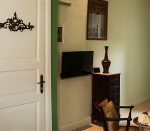 Romantic Apartment, City View (Mio Amore) | Living area | 32-inch flat-screen TV with digital channels, Smart TV, Netflix - Caro Segreto Corfu (Corfu)