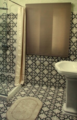 Departamento romántico, vista a la ciudad (Mio Amore) | Baño | Regadera, regadera tipo lluvia, amenidades de baño de diseñador 