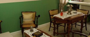 Romantisches Apartment, Stadtblick (Mio Amore) | Wohnbereich | 32-Zoll-Flachbildfernseher mit Digitalempfang, Smart-TV, Netflix