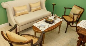 Romantisches Apartment, Stadtblick (Mio Amore) | Wohnbereich | 32-Zoll-Flachbildfernseher mit Digitalempfang, Smart-TV, Netflix