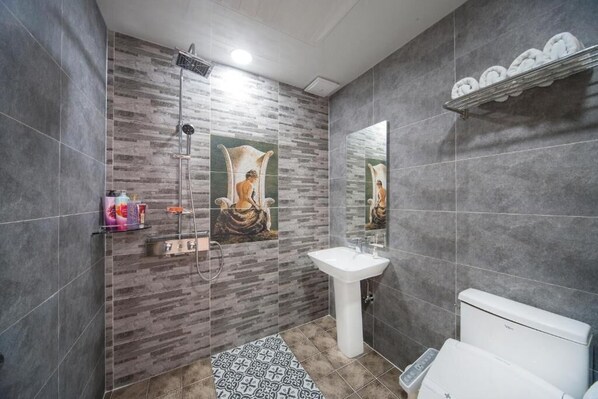 A modern bathroom with a shower, sink, and toilet. - Samho Hotel (Yeongam)