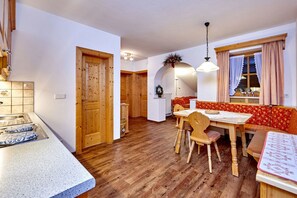 Apartment, 2 Schlafzimmer, Balkon (Fewo 4) | Wohnbereich | Flachbildfernseher