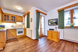 Apartment, 1 Schlafzimmer, Balkon (Fewo 3) | Eigene Küche | Kühlschrank, Ofen, Herdplatte, Geschirrspüler