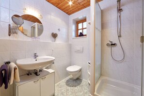 Bathroom - Gästehaus Anneliese (Wallgau)