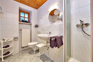 Apartment, 1 Bedroom, Balcony (Fewo 3) | Bathroom | Shower, towels