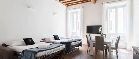 Appartement, 1 slaapkamer | Een bureau, een laptopwerkplek, een strijkplank/strijkijzer