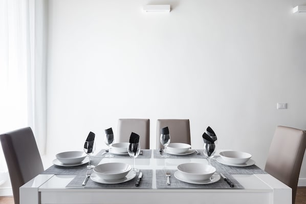 Apartment, 1 Bedroom | In-room dining