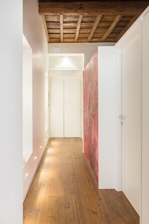 Apartment, 1 Schlafzimmer | Schreibtisch, laptopgeeigneter Arbeitsplatz, Bügeleisen/Bügelbrett