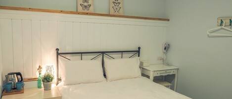 Basic Double Room, No Windows | Desk, soundproofing, iron/ironing board, free WiFi