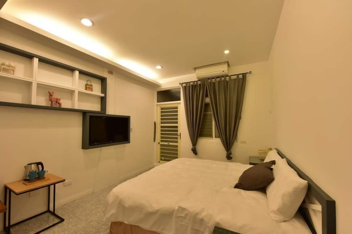 Habitación doble estándar, 1 cama matrimonial | Escritorio, insonorización, tabla de planchar con plancha y wifi gratis