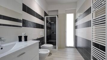 Comfort-Apartment (Barcellona Berlino) | Badezimmer | Kostenlose Toilettenartikel, Haartrockner, Bidet, Handtücher