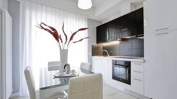 Comfort-Apartment (Barcellona Berlino) | Eigene Küche | Kühlschrank, Mikrowelle, Ofen, Herdplatte