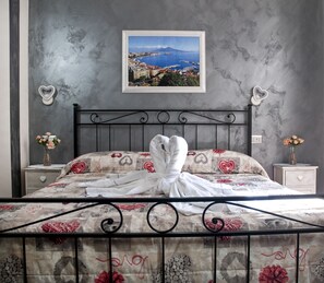 Deluxe Room | Hypo-allergenic bedding, in-room safe, individually decorated - Voglia di Napoli (Naples)