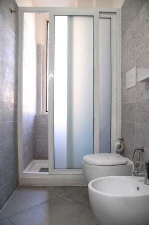 Premium Studio, City View | Bathroom shower - Voglia di Napoli (Naples)