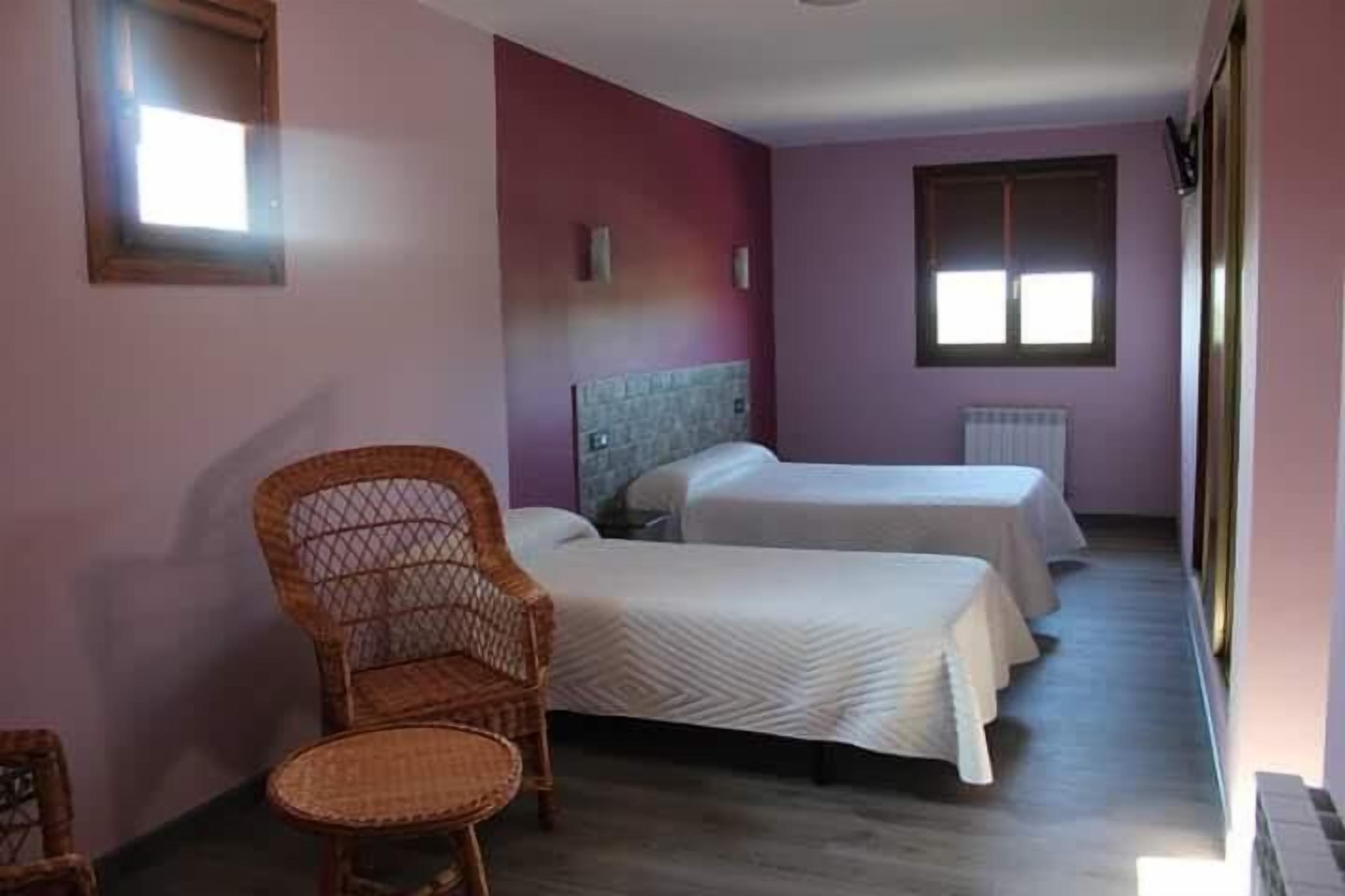 Habitación triple | Caja fuerte, tabla de planchar con plancha, wifi gratis y ropa de cama