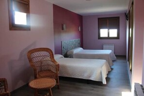 Triple Room | In-room safe, iron/ironing board, free WiFi, bed sheets - Gure Ametsa (Valverde)
