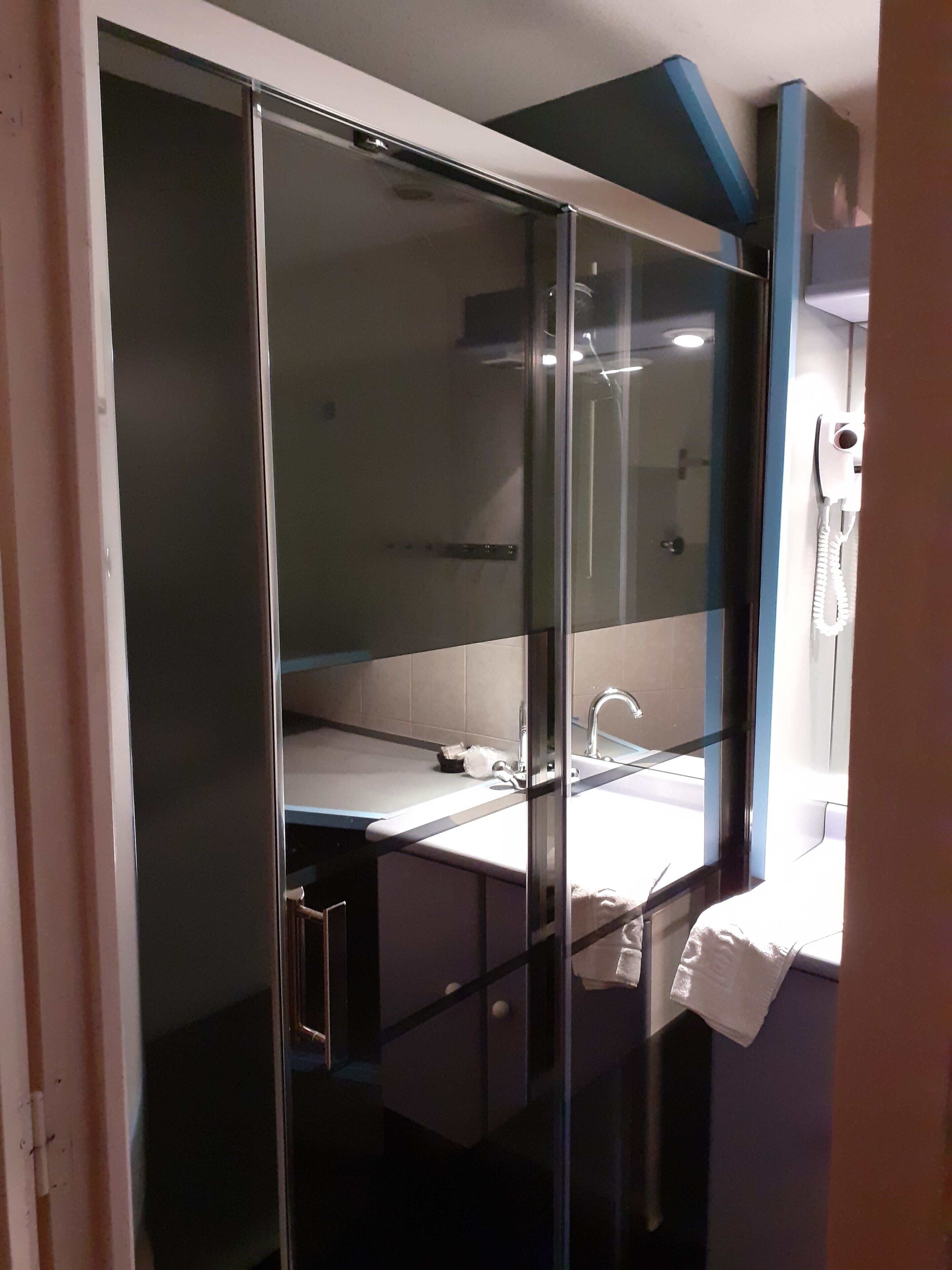 quadruple room | bathroom shower