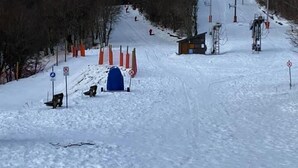 A snowy ski slope with a small lodge and ski lift equipment. - Hôtel du parc (Val-d'Aigoual)