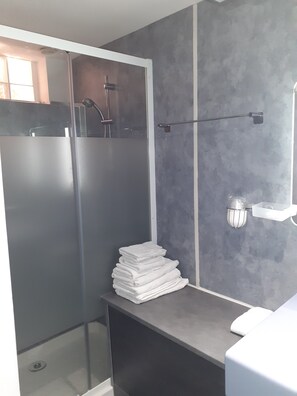 Habitación triple | Amenidades de baño | Amenidades de baño gratuitas, secadora de cabello, toallas 