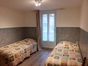 Phòng 4 | Trang trí khác biệt, trang bị nội thất với thiết kế riêng biệt, bàn 